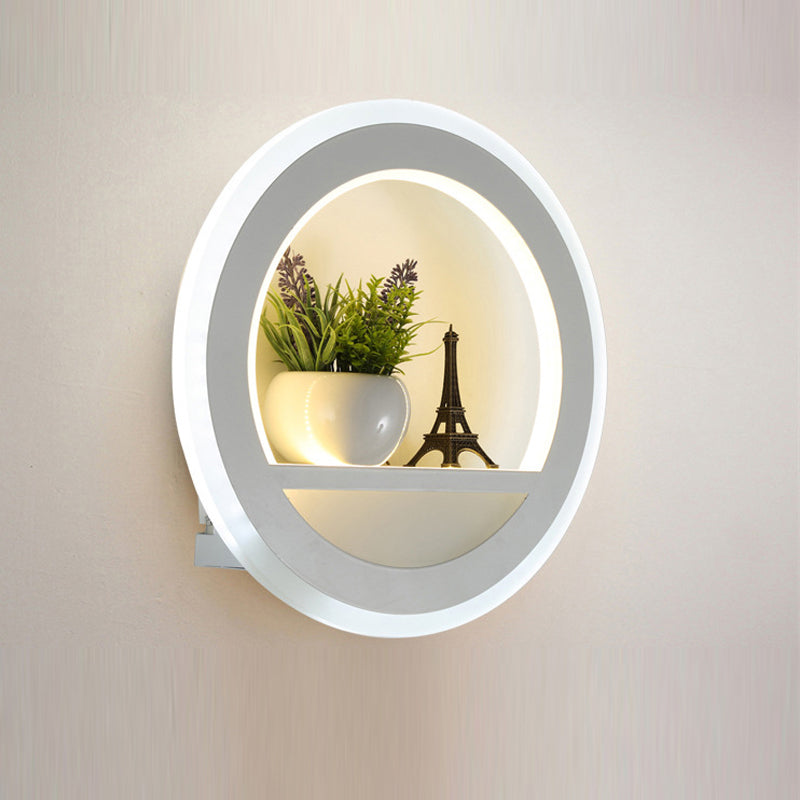 Minimalistisk rund væglampe med energieffektiv LED-belysning og funktionel hylde. Perfekt til moderne indretning.