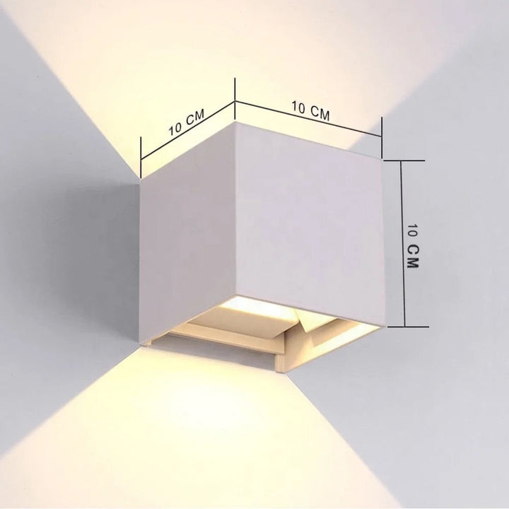 Blød LED belysning fra smart væglampe med sensor. Skaber hyggelig og tryg atmosfære indendørs.