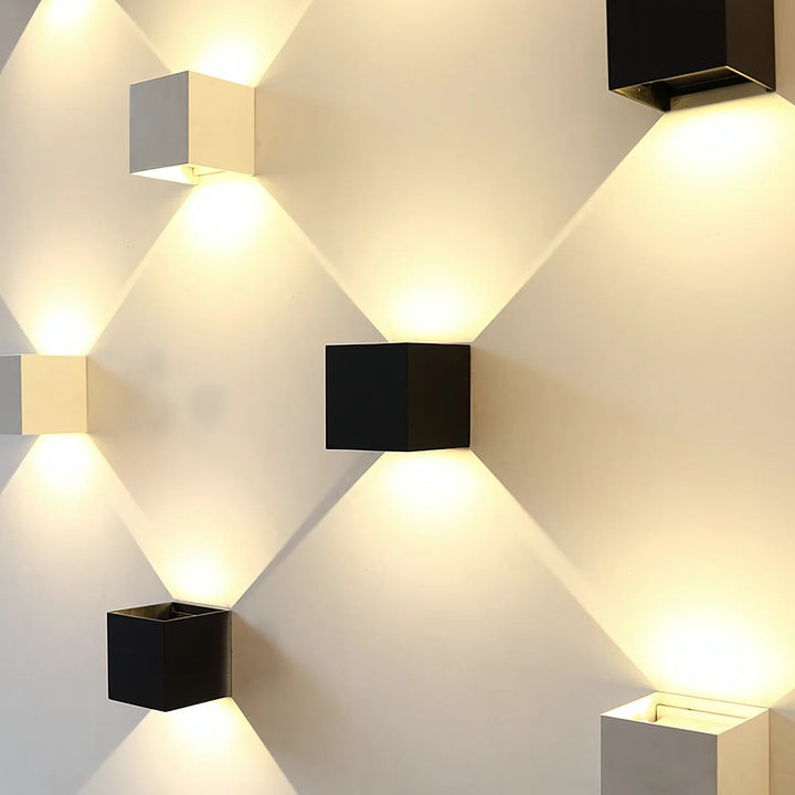 Smart home kompatibel væglampe med sensor. Energieffektiv LED belysning til det moderne hjem.