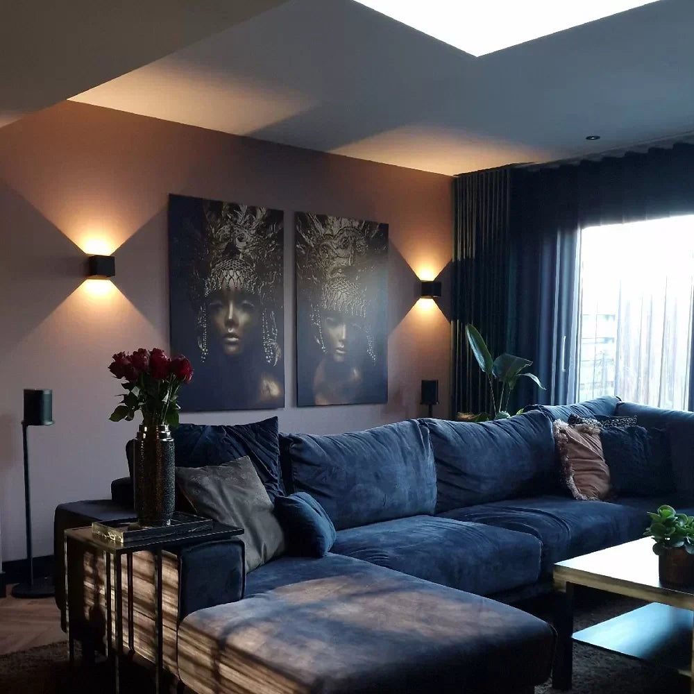Stilfuld indendørs væglampe med sensor. Smart LED lys til gang og moderne hjem.