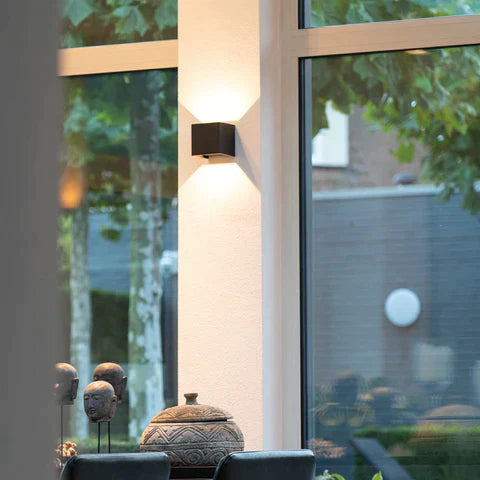Elegant LED væglampe med bevægelsessensor. Smart belysning og moderne design til indendørs brug.