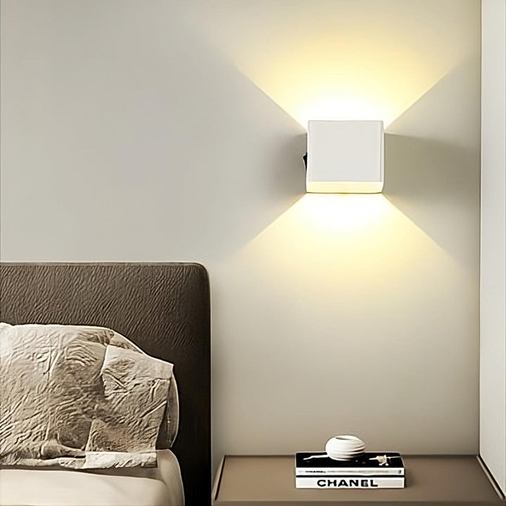 Energivenlig smart væglampe med sensor. LED lys til effektiv og stilfuld belysning af dit hjem.