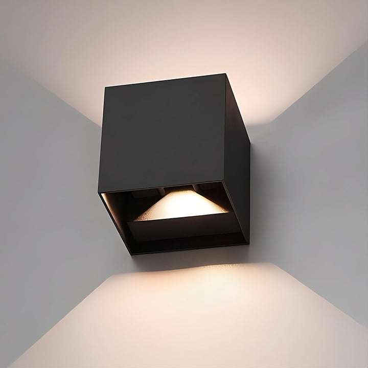 Minimalistisk smart væglampe med bevægelsessensor. Integreret LED lys giver flot, indirekte belysning.