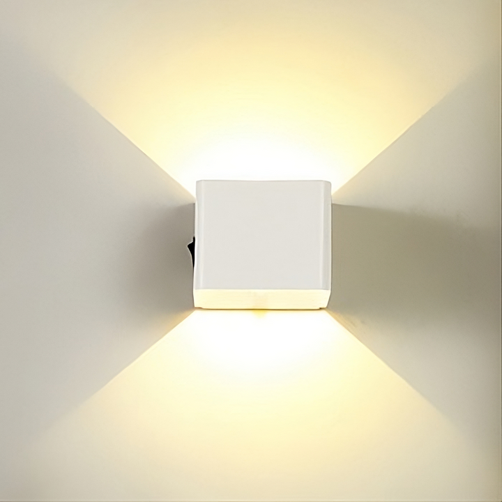 Automatisk tænd/sluk smart væglampe med sensor. Moderne LED lys for nem og tryg adgang.