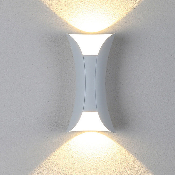 Smart sort LED væglampe til udendørs. Moderne design, ideel til indgangs- og havebelysning.