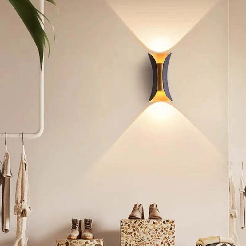 Stilfuld LED væglampe med sort moderne design. Ideel til havebelysning og terrassebelysning.