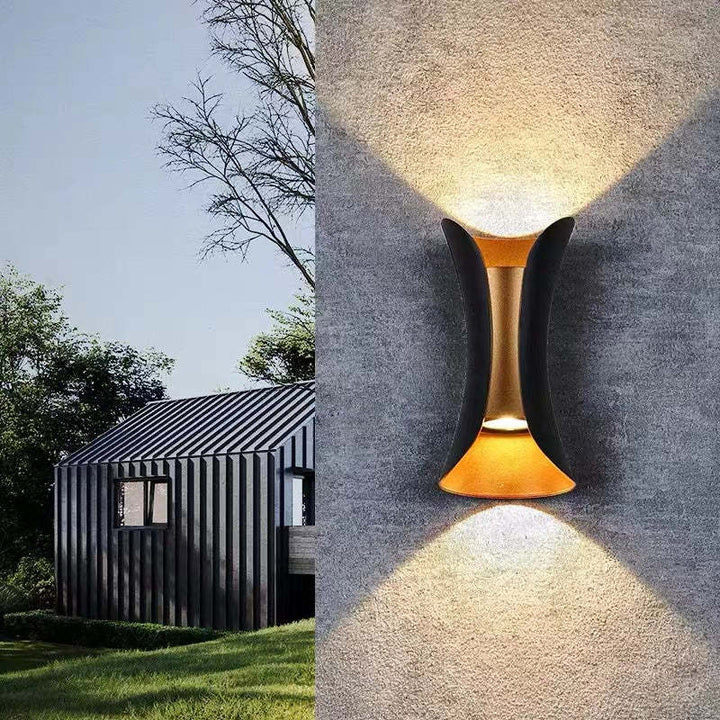 Elegant sort og guld LED væglampe. Moderne udendørsbelysning til din have og terrasse.