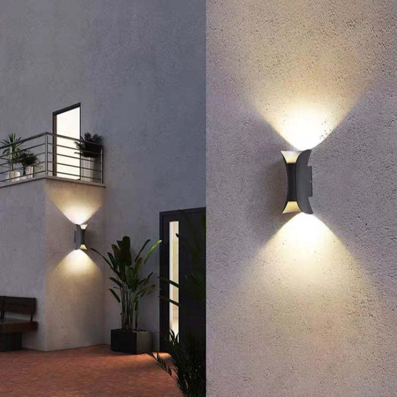 Sort LED væglampe med moderne design. Skaber hyggelig terrassebelysning, vandtæt.