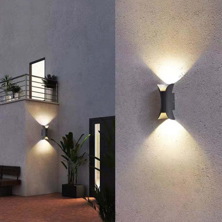 Sort LED væglampe med moderne design. Skaber hyggelig terrassebelysning, vandtæt.
