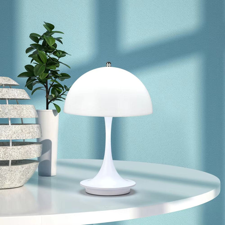 Moderne trådløs bordlampe med dæmpbar LED for hyggelig belysning og stilfuld indretning.