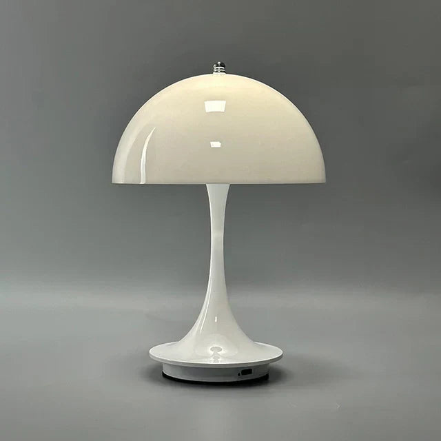 Dæmpbar LED-bordlampe, trådløs og moderne, perfekt til at skabe hyggelig stemning i hjemmet.