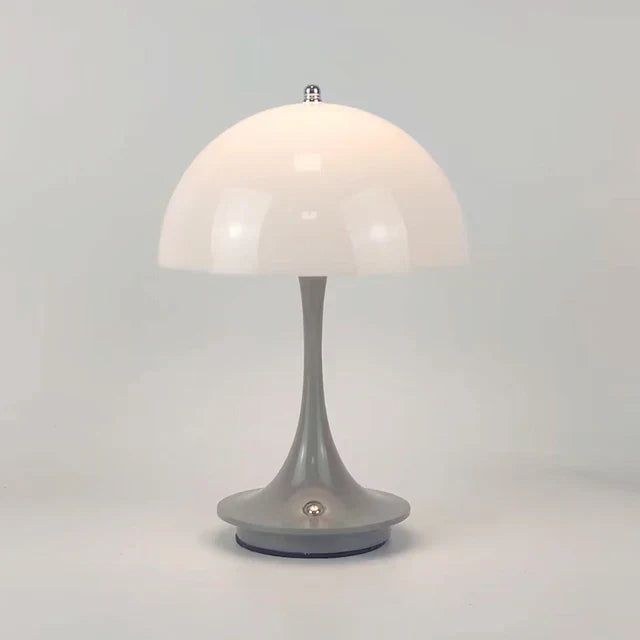 Stilfuld moderne bordlampe med trådløs funktion og varmt, dæmpbart LED-lys til interiør.