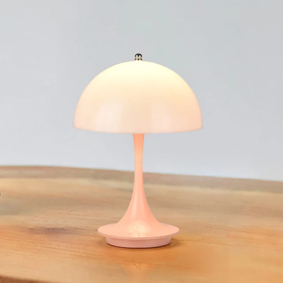 Accentbelysning: Trådløs bordlampe med dæmpbar LED, ideel til moderne hyggeindretning.