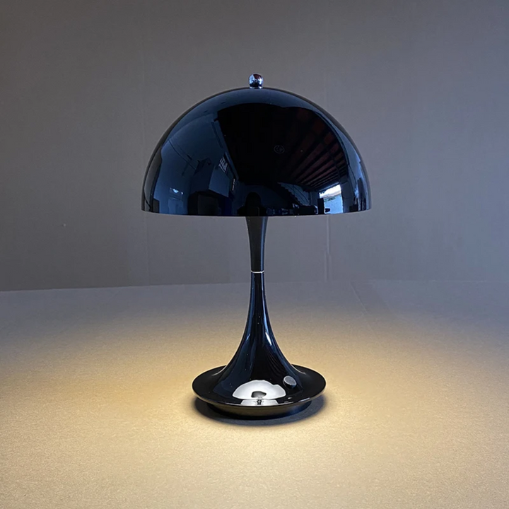 Indret dit hjem med denne elegante trådløse LED bordlampe, dæmpbar og genopladelig.