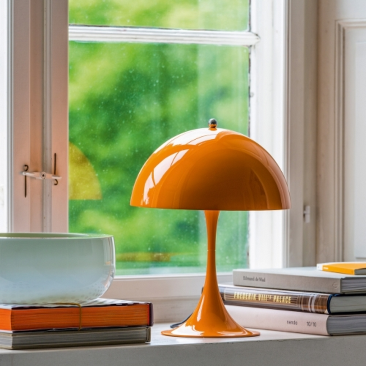 Bordlampe med LED, trådløs og dæmpbar, til moderne soveværelse, stue eller som accentbelysning.