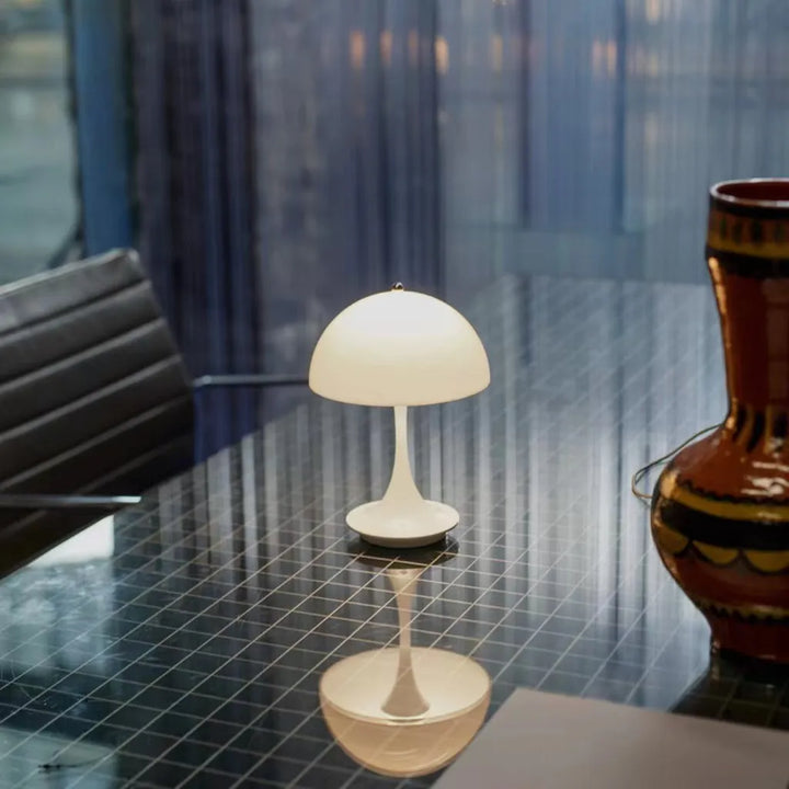 Smart dæmpbar LED-bordlampe, trådløs og moderne, perfekt til at justere lysstyrken.