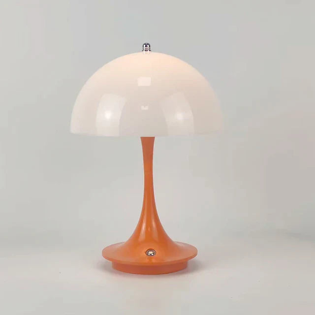 "Moderne trådløs bordlampe med hvid metallisk finish, elegant design, transportabel og genopladelig med justerbar LED"