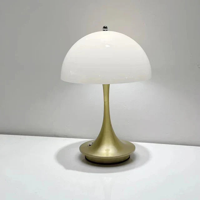 "Moderne trådløs bordlampe med hvid metallisk finish, elegant design, transportabel og genopladelig med justerbar LED"
