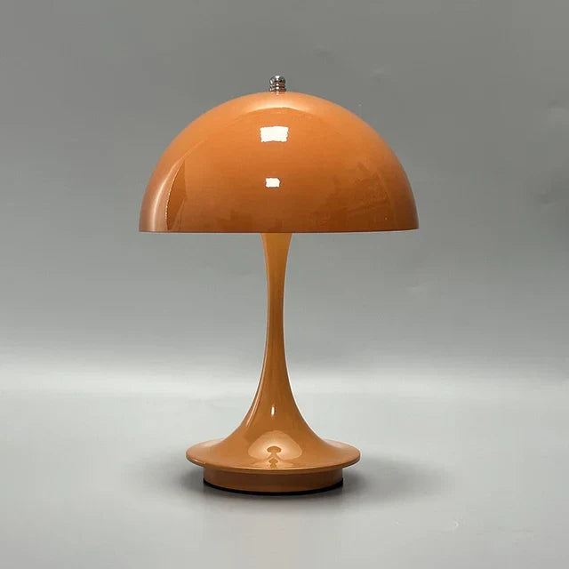 "Moderne trådløs bordlampe med hvid metallisk finish, elegant design, transportabel og genopladelig med justerbar LED"