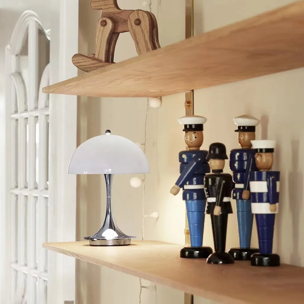 "Moderne trådløs bordlampe med hvid metallisk finish, elegant design, transportabel og genopladelig med justerbar LED"