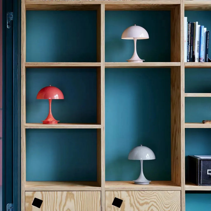 "Moderne trådløs bordlampe med hvid metallisk finish, elegant design, transportabel og genopladelig med justerbar LED"
