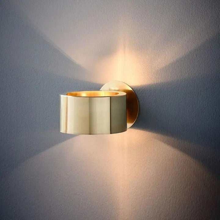 Moderne væglampe i elegant sort design. Skaber stemningsfuld belysning til stue eller soveværelse.