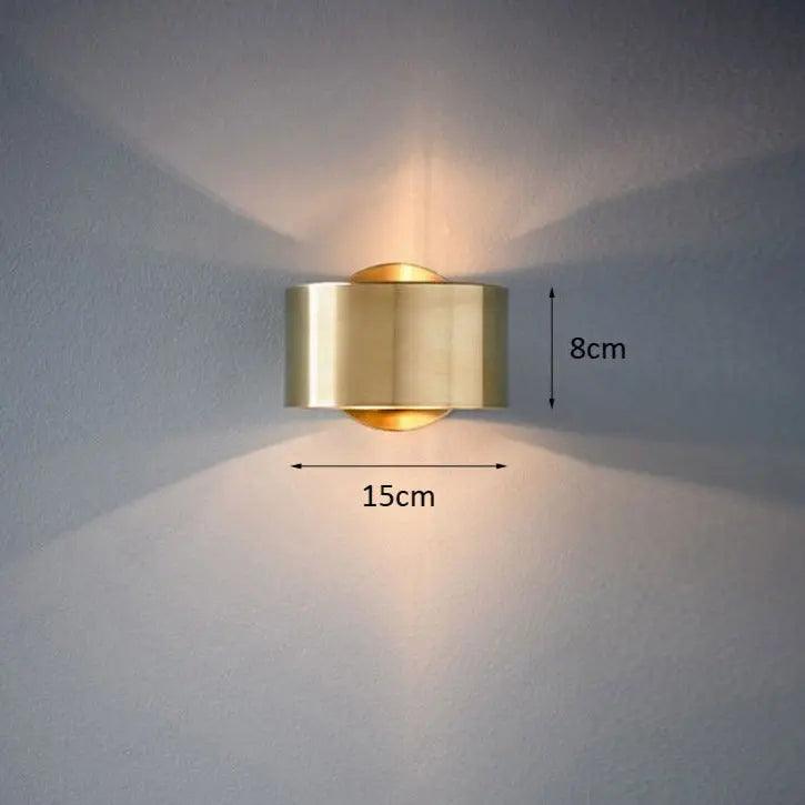 Stilren, moderne væglampe med et minimalistisk design. LED-kompatibel for energieffektiv belysning.