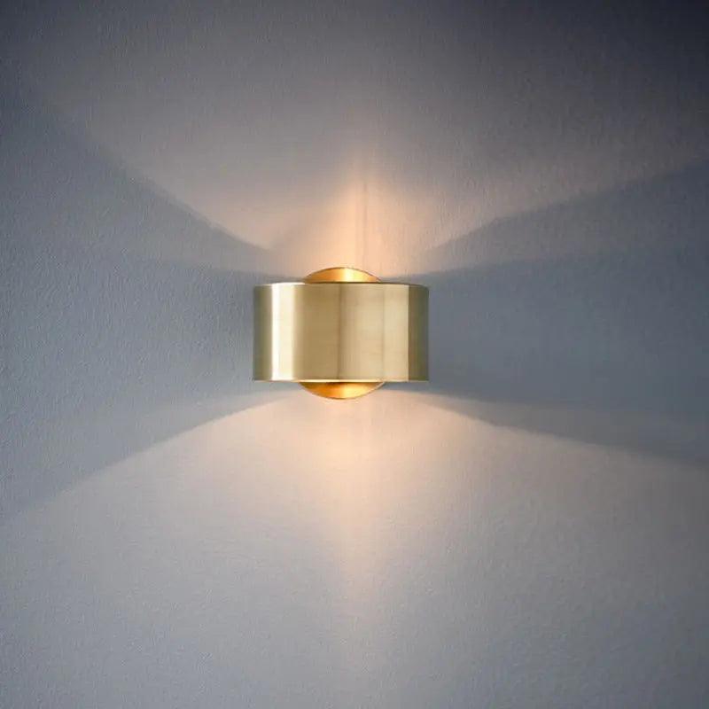 Eksklusiv designlampe til væg, skaber en varm og indbydende atmosfære i hjemmet. Moderne vægbelysning.