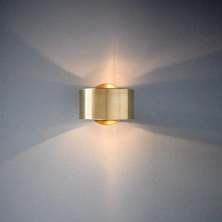 Eksklusiv designlampe til væg, skaber en varm og indbydende atmosfære i hjemmet. Moderne vægbelysning.