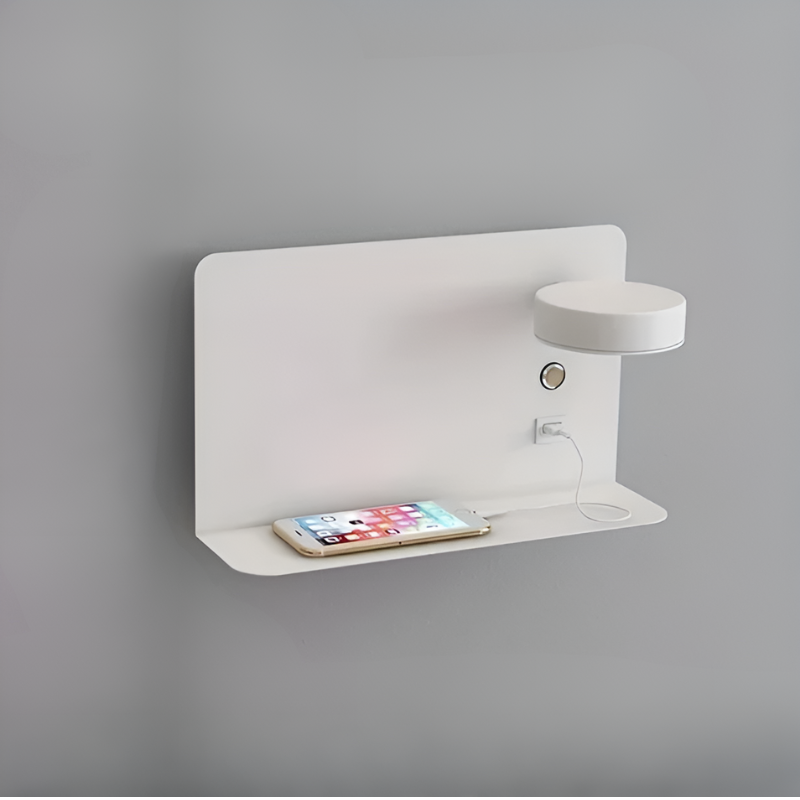 Smart væglampe med hylde og USB-opladning, perfekt til pladsbesparende og moderne belysning.