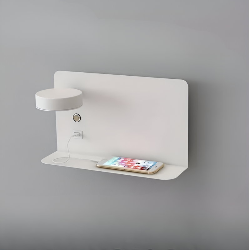 Elegant, minimalistisk væglampe med integreret hylde og USB-opladningsfunktion.