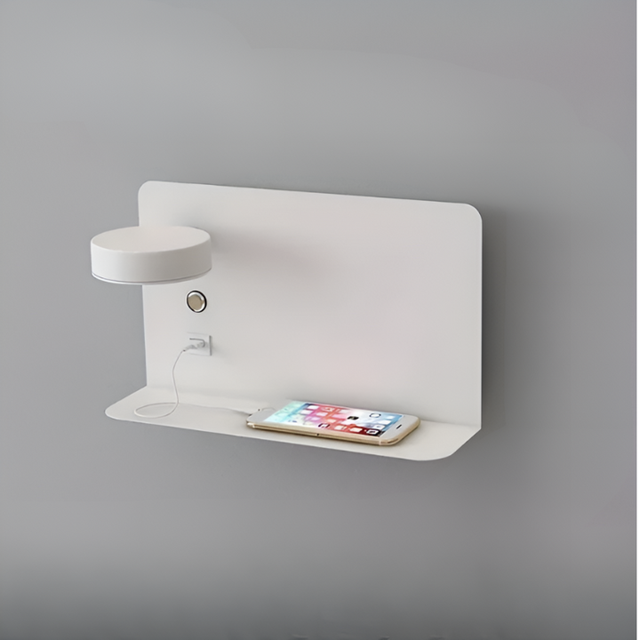 Elegant, minimalistisk væglampe med integreret hylde og USB-opladningsfunktion.