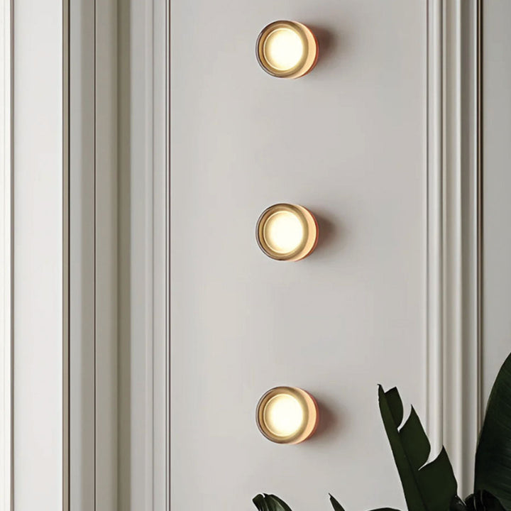 Moderne væglampe med LED belysning. Skaber varm og luksuriøs atmosfære i boligindretningen.