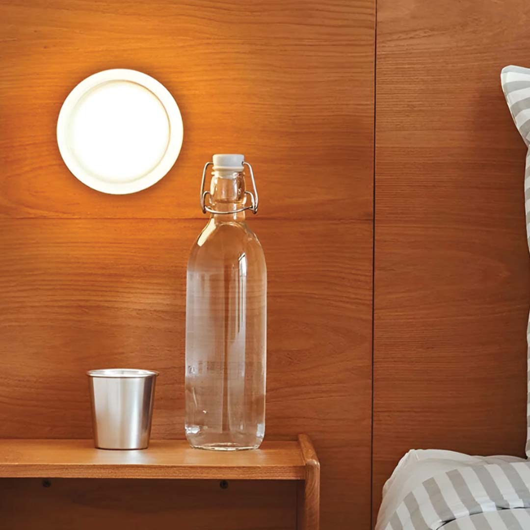 Design væglampe for hyggelig vægbelysning. Giver et stilfuldt og varmt udtryk i indretningen.