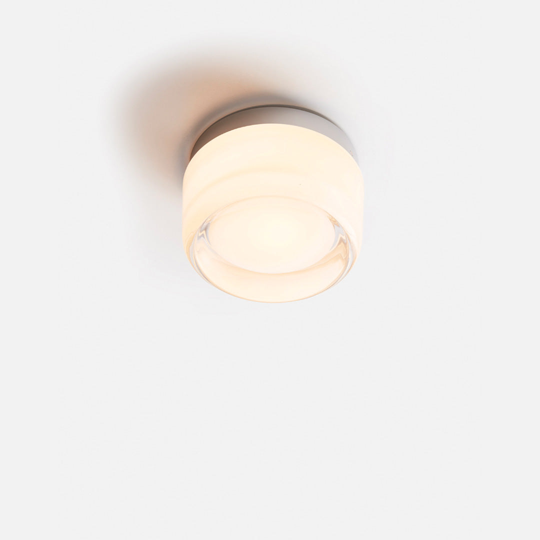 Dekorativ væglampe; moderne belysning til stuen. Elegant design og varmt lys for enhver bolig.