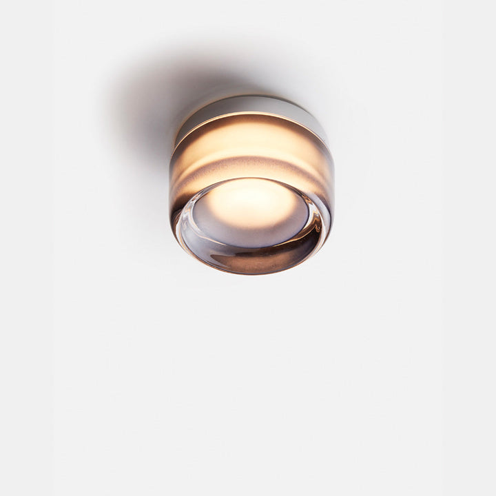 Moderne væglampe med et rent design. Tilføjer elegance og varmt lys til din boligindretning.