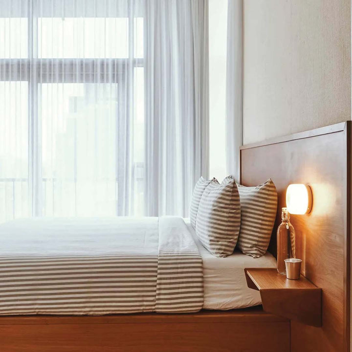 Vægmonteret lampe; perfekt til moderne hjem. Giver optimal belysning og skaber stemning.