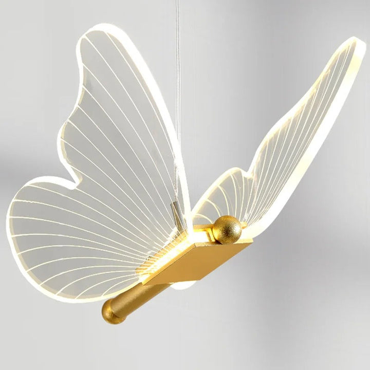 Moderne Vlinder hængelampe i guld med elegant dæmpbar LED belysning og unikt design.