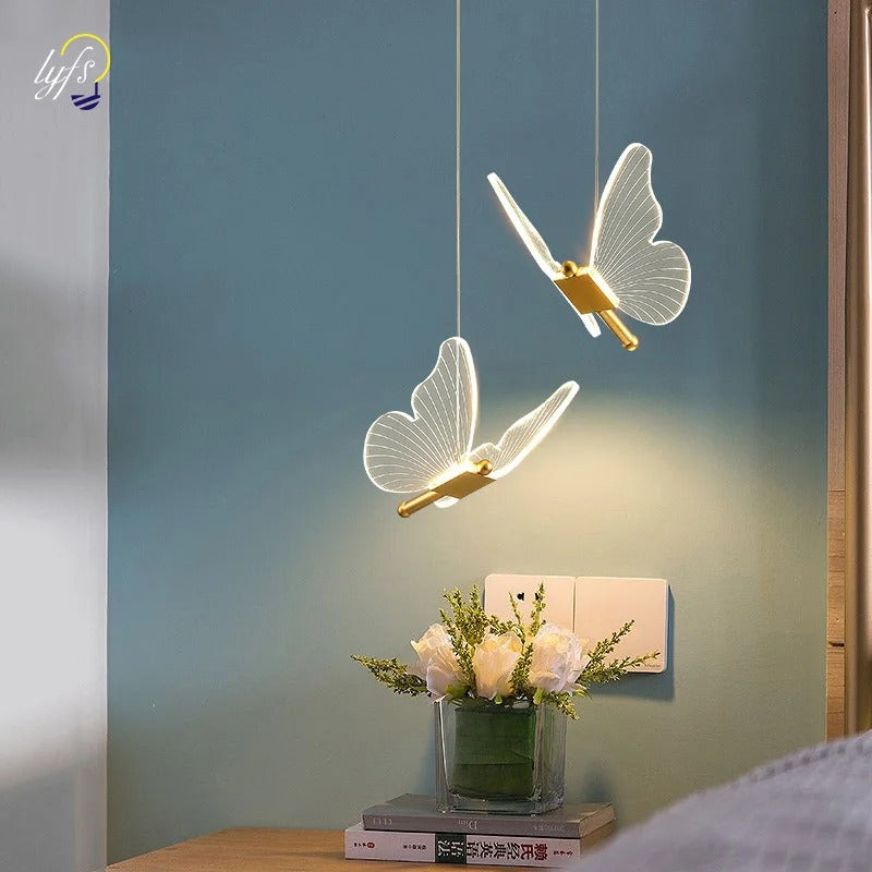Elegant dæmpbar LED loftlampe i guld med sommerfugl design, perfekt til stemningslys i indretning.