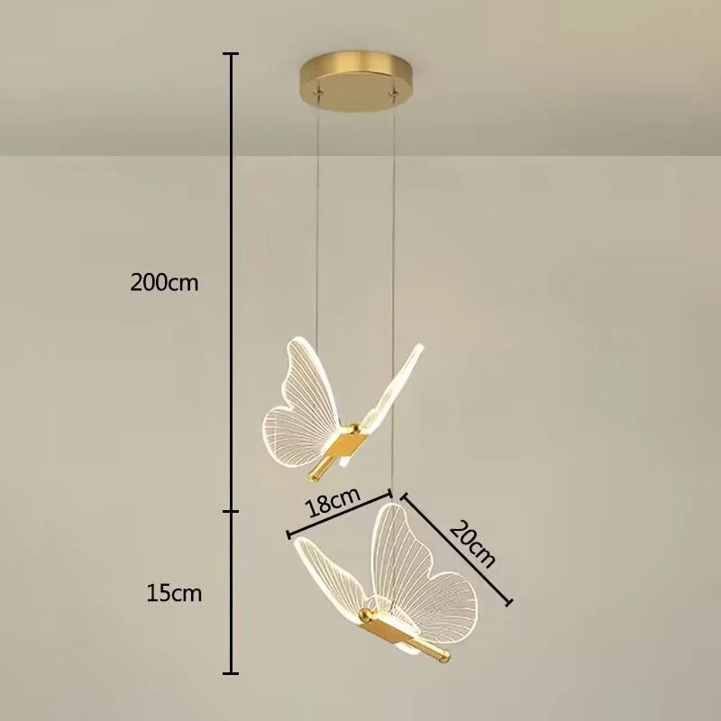 Nærbillede af Moderne Vlinder loftlampe i guld, viser fine detaljer og LED belysning.