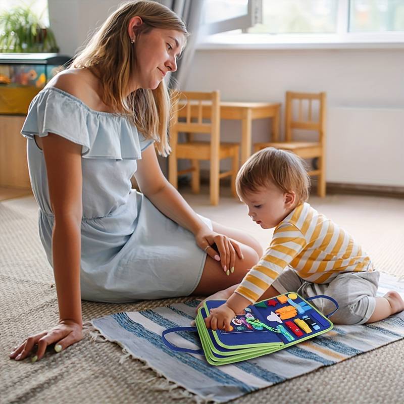 Pædagogisk stillebog for småbørn 2-5 år. Udvikler finmotorik og selvstændighed med interaktive elementer.