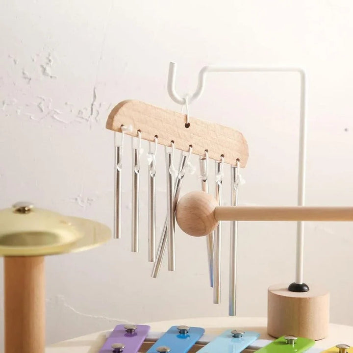 Barn leger med pædagogisk Montessori trætrommesæt, udvikler rytmesans og finmotorik kreativt.