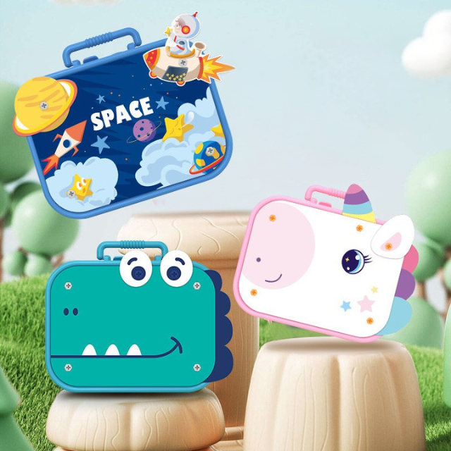 Barn leger med Montessori værktøjskasse. Udvikler finmotorik og bygger kreativt. Sjovt og pædagogisk børnelegetøj.