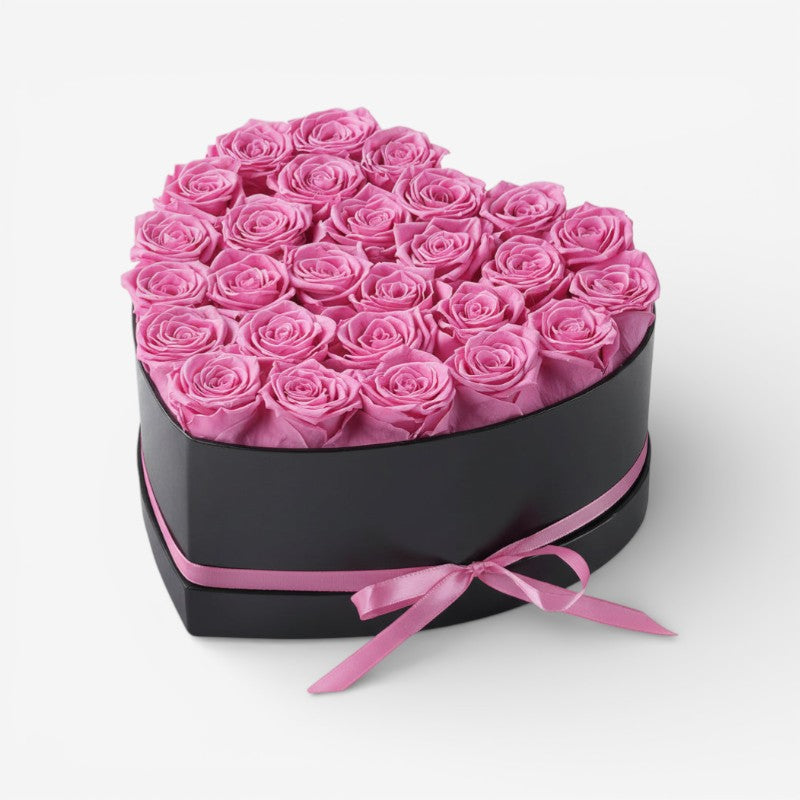 Lyserød hjerteformet roseæske med kunstige roser. Stilfuld blomstergave og borddekoration til Mors dag.