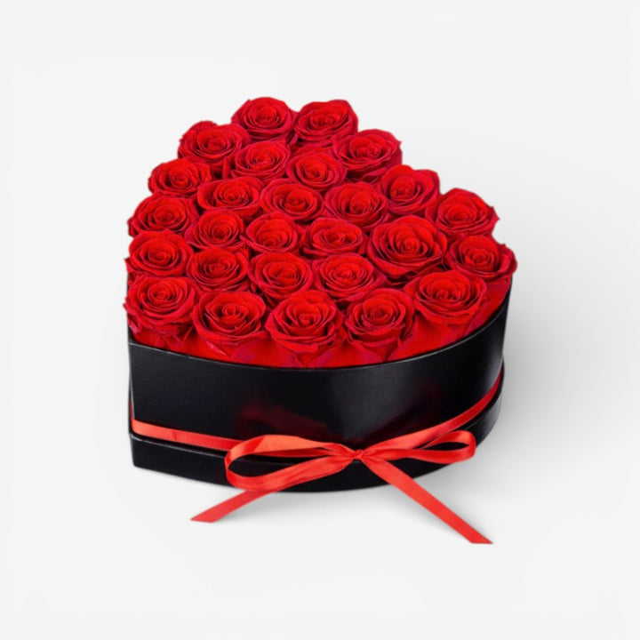 Smuk hjerteformet roseæske med kunstige roser. Elegant blomstergave og tidløs indendørs dekoration.