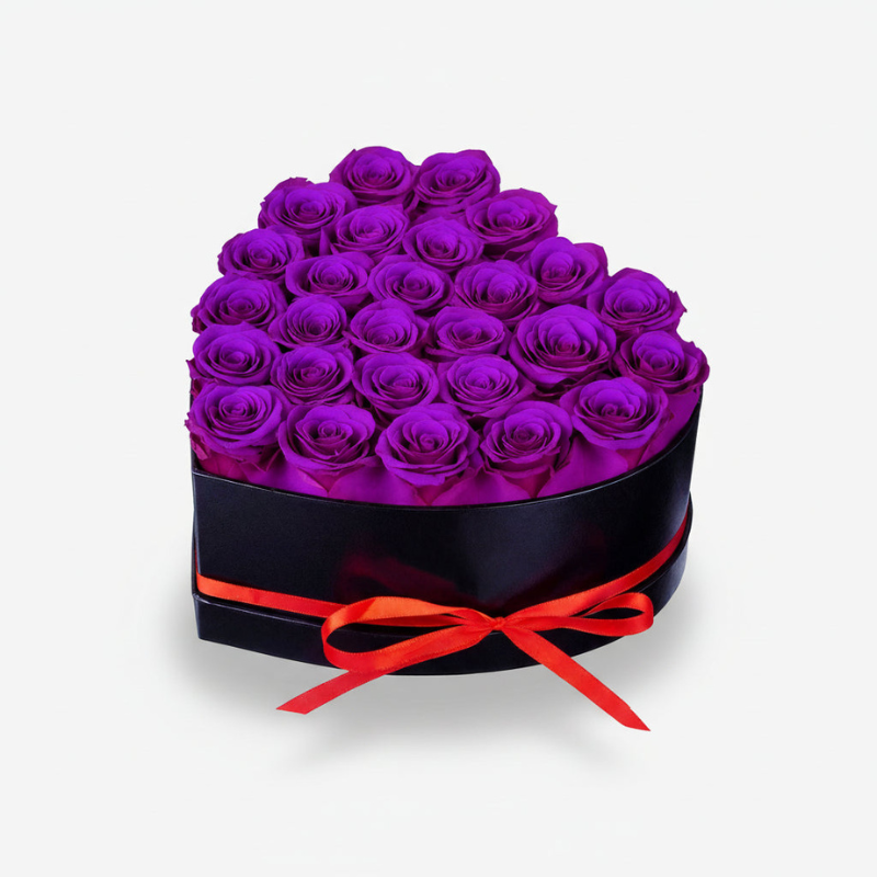 Hjerteformet roseæske med et mix af farverige kunstige roser. Ideel blomstergave og elegant borddekoration.