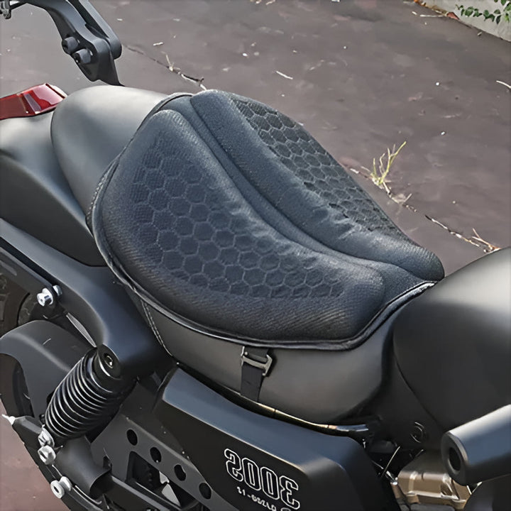 Motorcykel gel sædepude forbedrer kørekomfort og reducerer smerter på lange ture.