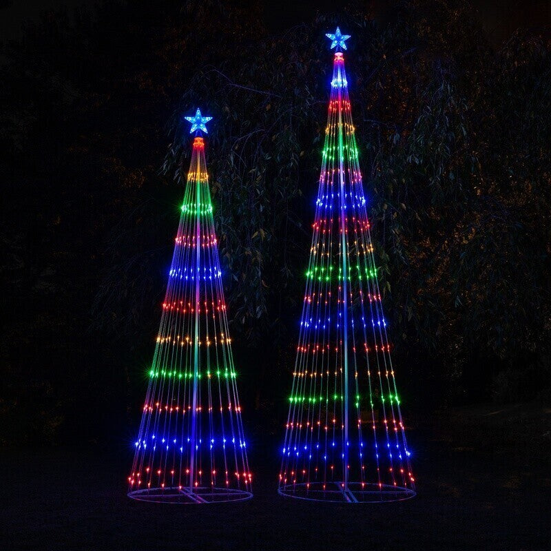 Farverigt LED juletræs lysshow til udendørs brug. Animeret julelys der bringer glæde og julestemning.