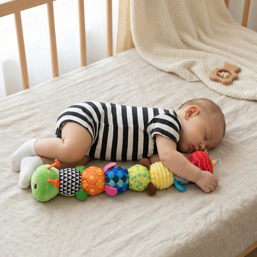 Farverigt musiklegetøj til baby, der opmuntrer til sanseudvikling og motorisk leg. Perfekt som babygave.
