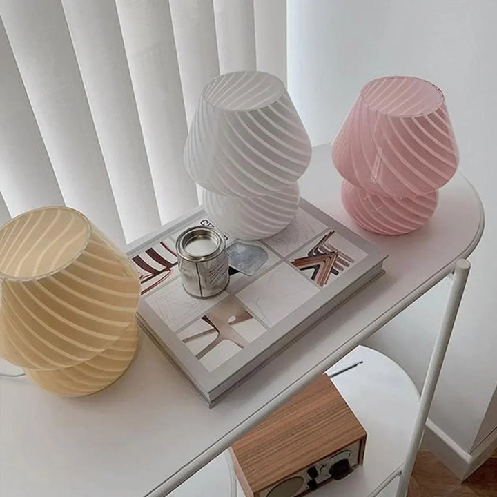 Elegant Murano lampe, håndlavet. Eksklusiv bordbelysning til et stilfuldt og unikt hjem.